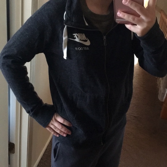 Women’s Nike Zipup - Picture 3 of 3